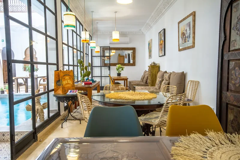 salon-baie-vitree-riad-bab-aljana-marrakech